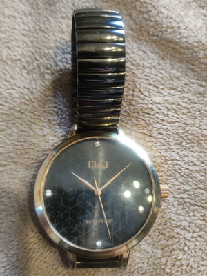 Q&Q women's watch with black metal bracelet and rose gold details, like new