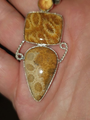 Κρεμαστό κολιέ με πέτρωμα απολίθωμα κοράλλι επαργυρωμένο καινούργιο