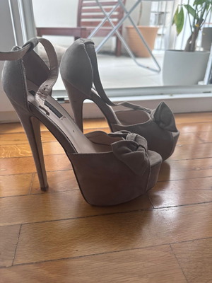 Сиви сандали употребявани, номер 37, ток 12см, велур