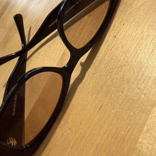 AV sunglasses Noemie black like new with case and box