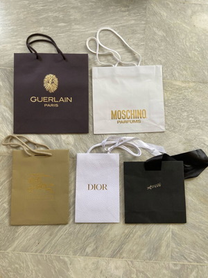 Επώνυμες χάρτινες τσάντες δώρου σαν καινούργιες, πακέτο