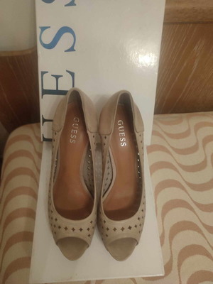 Guess μπεζ δερμάτινα πέδιλα μεταχειρισμένα, νούμερο 41, τακούνι 10cm