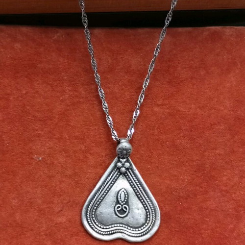 Silver necklace vintage like new with Celtic design