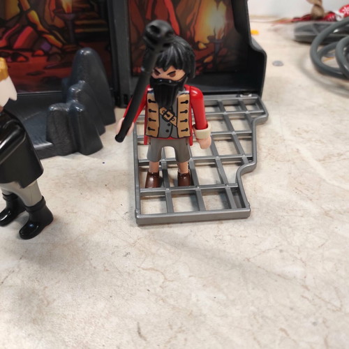 Playmobil Μεσαιωνικό Κάστρο Δράκου μεταχειρισμένο με Ιππότες και Πειρατή