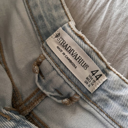 Stradivarius denim bermuda shorts like new with back rip, XXL