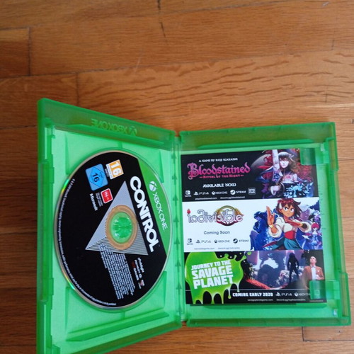 Control Xbox One used, with broken case clip