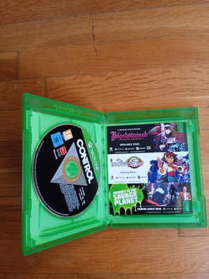Control Xbox One used, with broken case clip