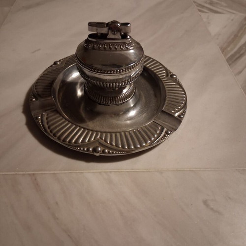 Plastic ashtray with lighter base