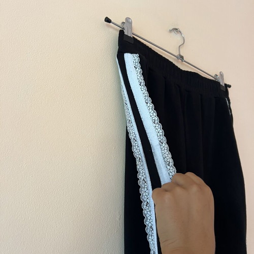 Black sports pants with white lace and elastic waist, like new, A-Style