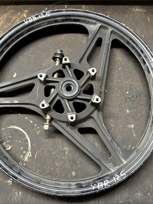 Ζάντα εμπρός Yamaha YBR 125 μεταχειρισμένη, αλουμινένια χυτή με άξονα
