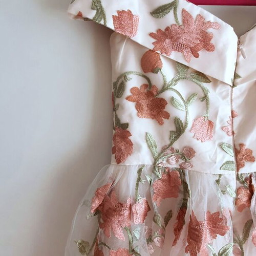 Dress with embroidered flowers new, size - 65,00 - Vendora.cy Dress with embroidered flowers new, size - 65,00 - Vendora.cy