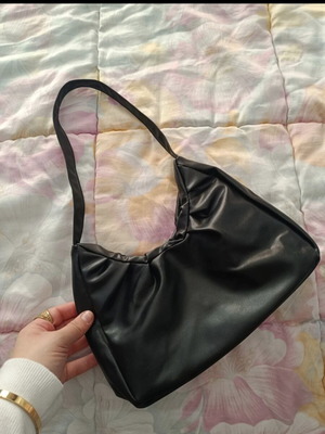 Black shoulder bag like new, perfect for everyday use