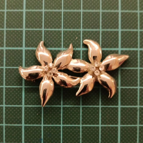 Brooch used, silver flower design