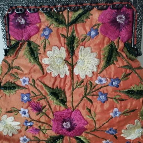 Vintage women's handbag with embroidery and metal frame like new