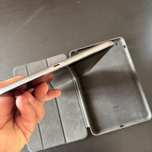 iPad Mini 2 Wi-Fi & 4G like new with charger and original leather case