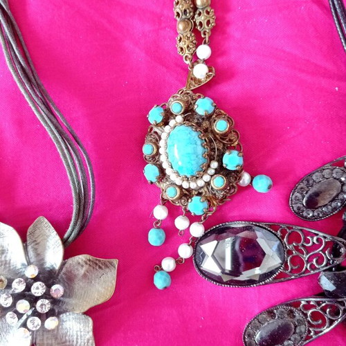 Vintage faux bijoux set used with missing parts