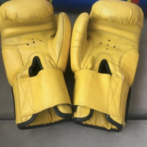 Boxing equipment set like new with gloves and punching bag
