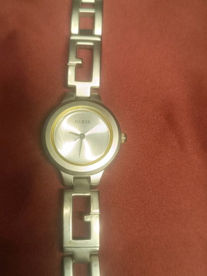 Γυναικείο ρολόι Guess ασημί με μπρασελέ-αλυσίδα και minimal καντράν
