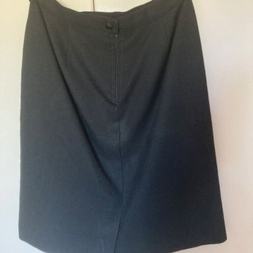 Women's midi skirt like new, size large, warm fabric, with lining