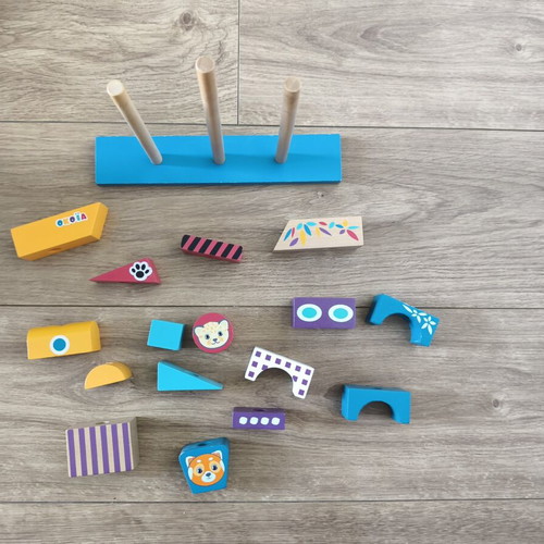 Wooden building blocks set with base like new, 16 pieces