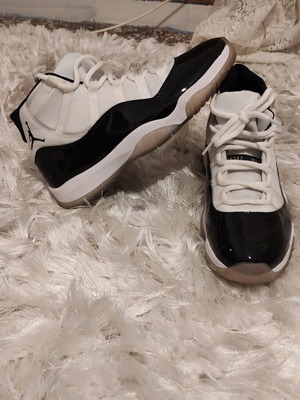 Nike Air Jordan 11 Retro Concord sneakers like new, size 45