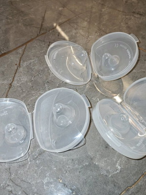 Medela Contact Medium (20mm) nipple shields like new, pack of 3 pairs with free pacifier