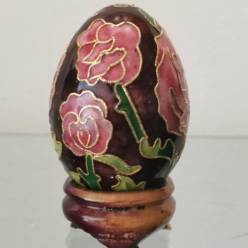 Cloisonne egg used with pink flowers and wooden base