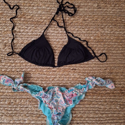 H&M Women's Bikini top with removable padding like new, black and multicolor