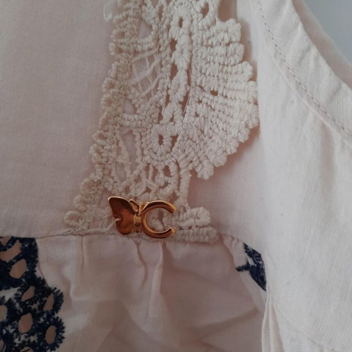 Cento Fashion women's sleeveless blouse new, beige with blue embroidery