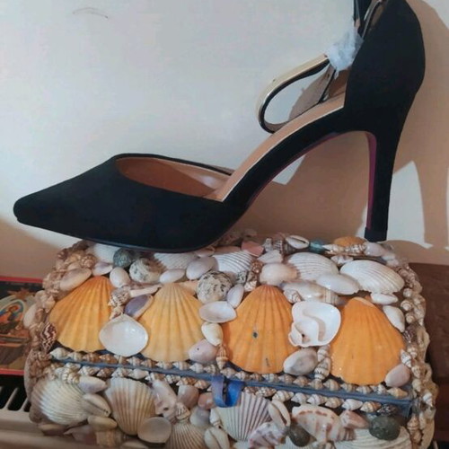 Black high heel with hanging heart new, size 36