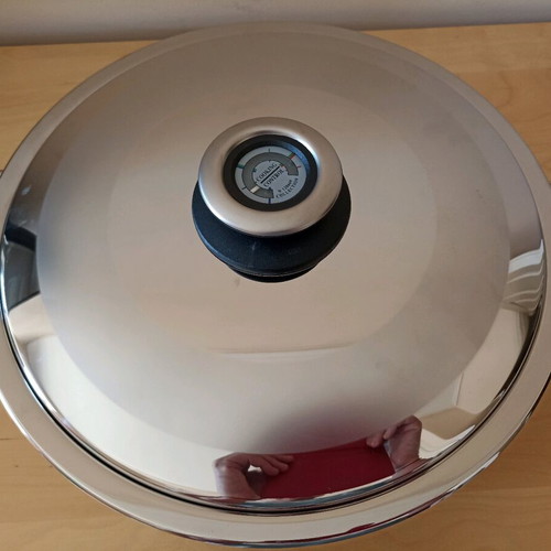 TOF 32cm pot new with lid