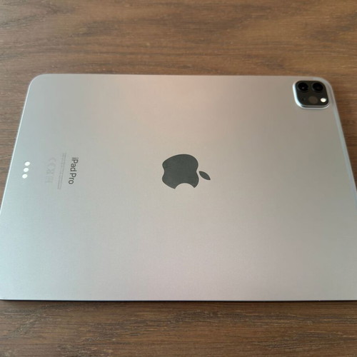 Apple iPad Pro 11" 4th Gen 2022 M2 8GB 128GB Wi-Fi used with case