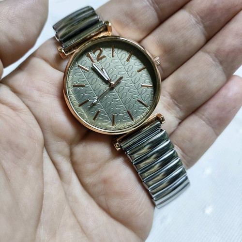 Wristwatches new with elastic strap gold and silver