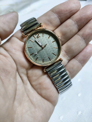 Wristwatches new with elastic strap gold and silver