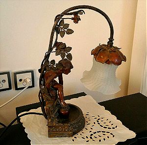 Φωτιστικό επιτραπέζιο antique, γλυπτό μπρούτζινο, του Γάλλου γλύπτη Auguste Moreau. Ύψος 37 εκατοστά