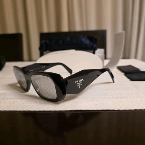 Prada sunglasses with silver mirror lens like new, black
