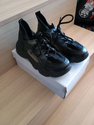 Women's black athletic shoes size 39 like new