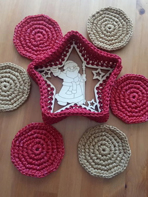Knitted Christmas basket with wooden base and 6 coasters new