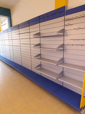 Metal Wall Panels like new with many hooks 12m x 2.40