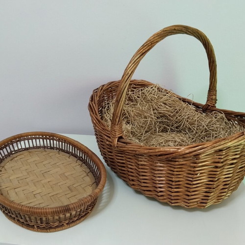 Baskets set of 2 like new, one with handle and one oval