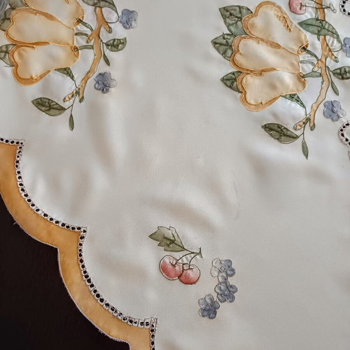 Large embroidered tablecloth like new, 88×88 cm