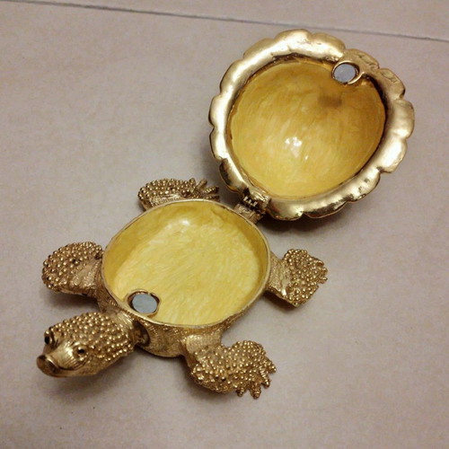 Turtle jewelry box used, 18 cm length and 13 cm width