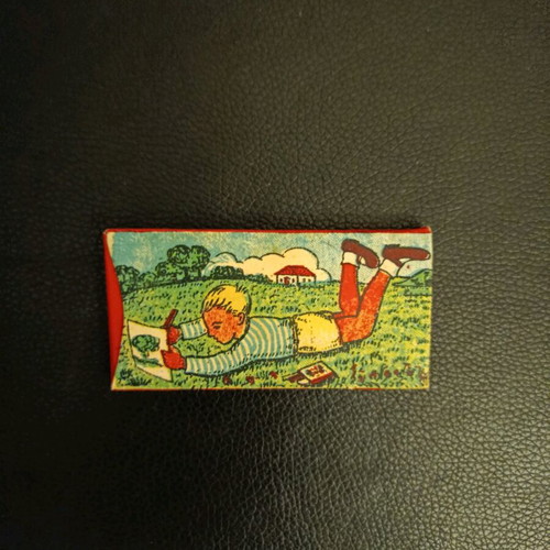 Collectible paper box with lithograph and 6 used painting crayons