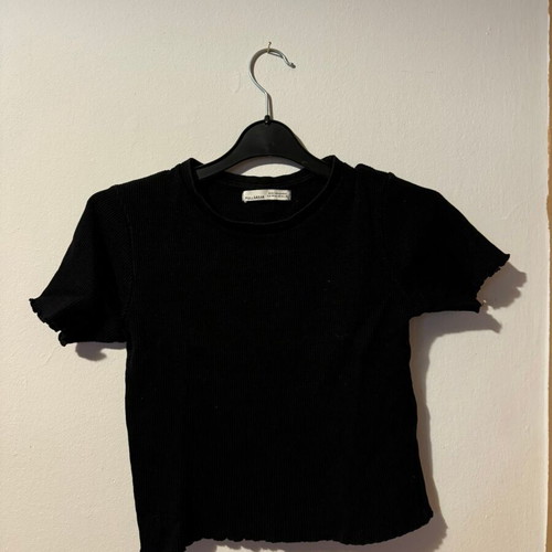 Plain black t-shirt used, size M from Pull & Bear