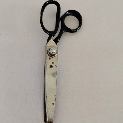 Sewing scissors used with serrated blades for zigzag cutting Solingen Prazision Sandkaulen