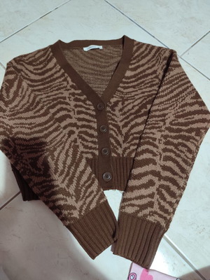 Short knitted cardigan size M like new