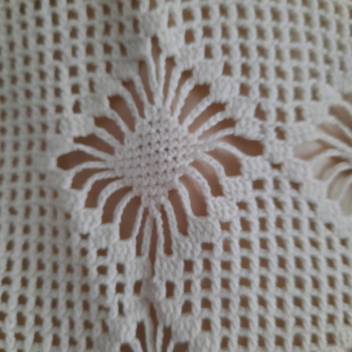 Handmade white crochet handbag like new with bamboo handles