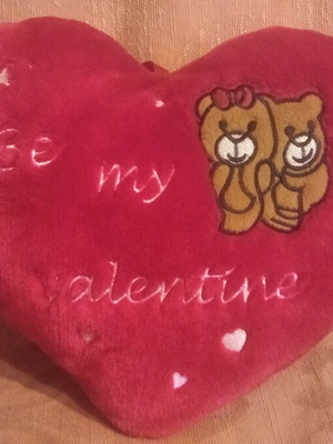 Heart-shaped pillow like new, Be my valentine