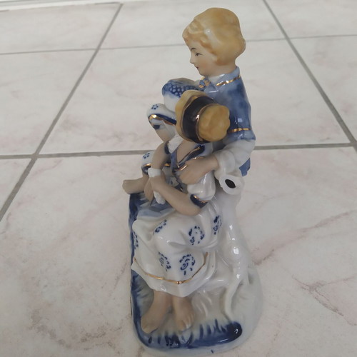 Vintage figurine hugging couple like new