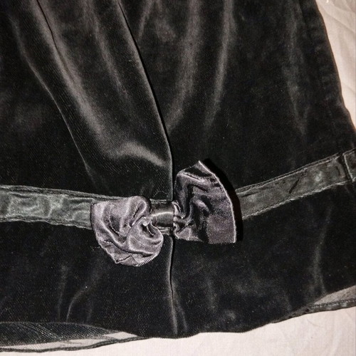 Palomino velvet skirt with bow, size L-2XL, like new, black